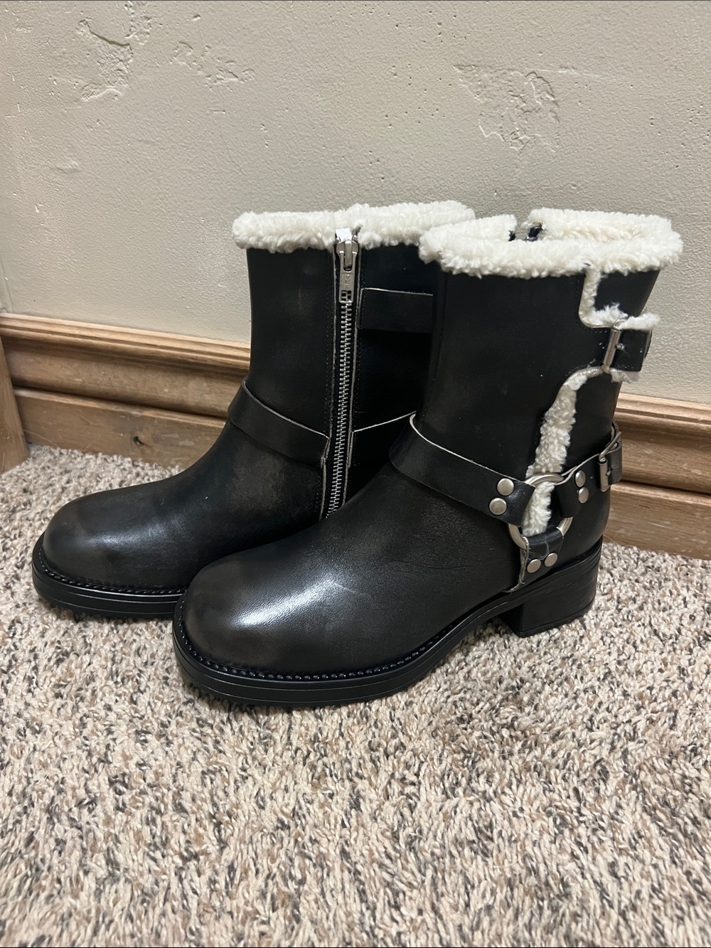 NWOT Steve Madden leather Black Ankle moto Boots with White Faux Shearling